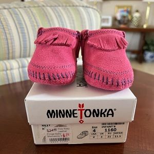 Minnetonka baby moccasins size 4. Pink Riley color in leather.